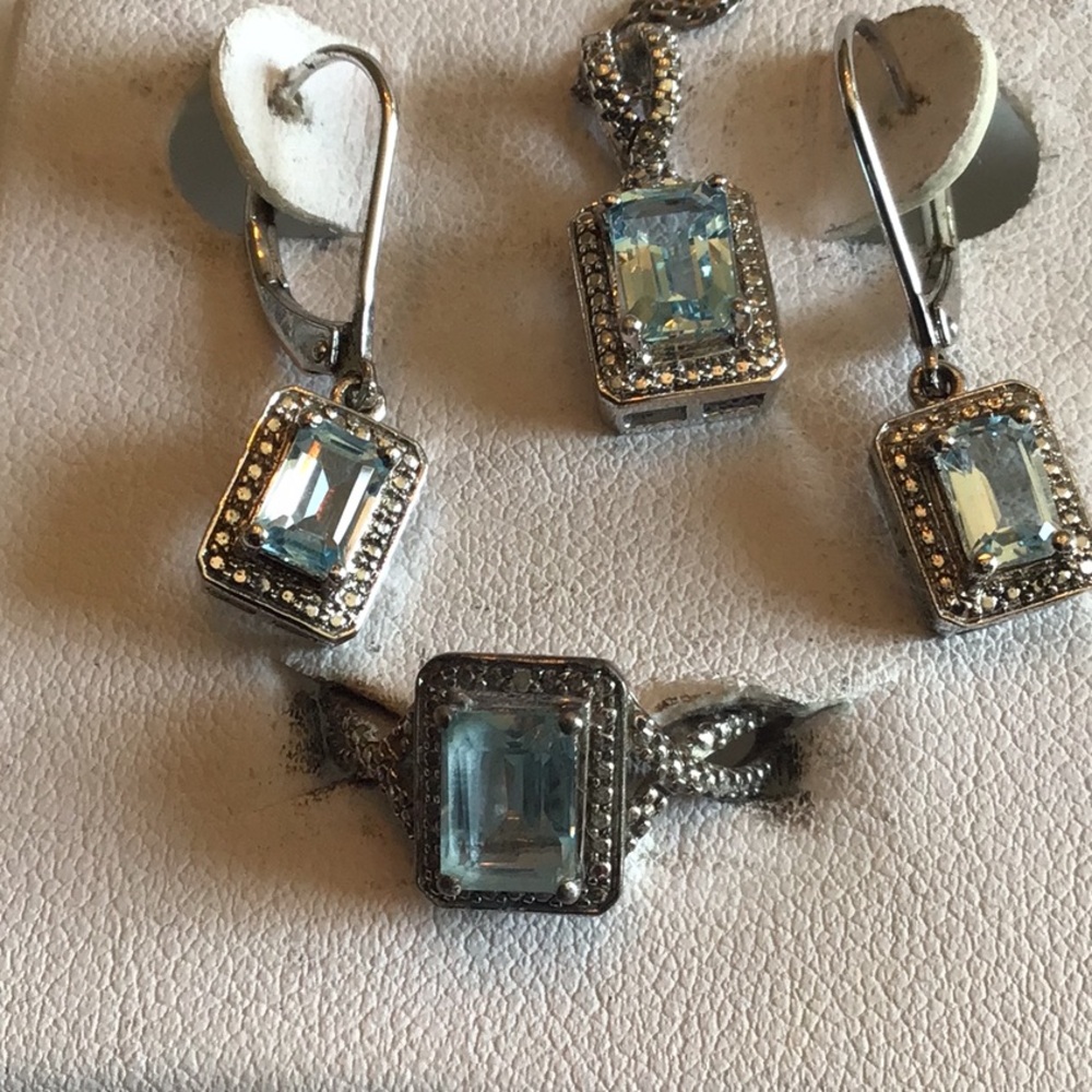 NIB Silver Necklace Set with Blue aquamarine Stones